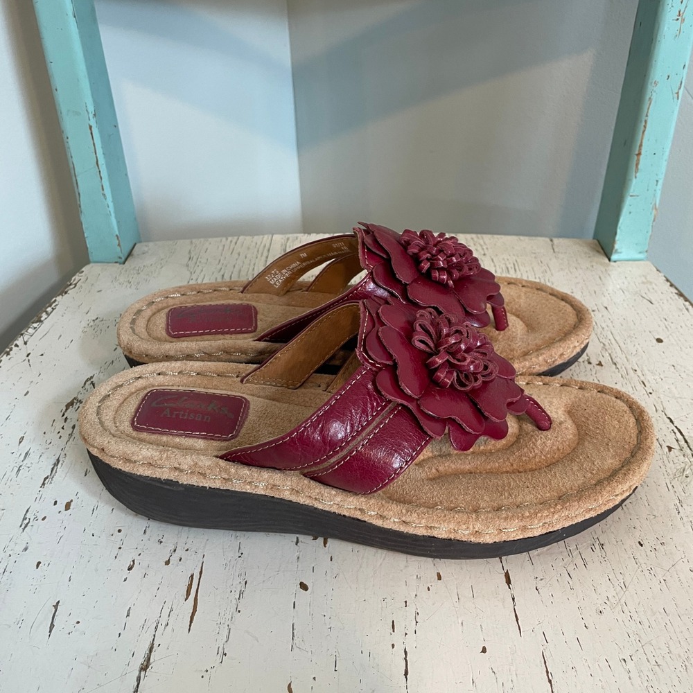 Clarks Artisan Womens Deep Red Leather Flower Thong Sandals Size 7M 32273 NEW